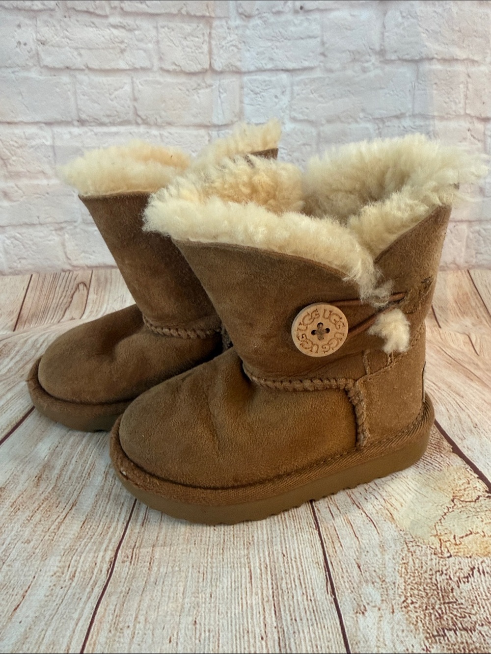 Uggs Chestnut Button Boots - Classic Cozy Style- Girls Toddler/Baby Size 6